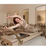 Trainerin Hanna am Reformer